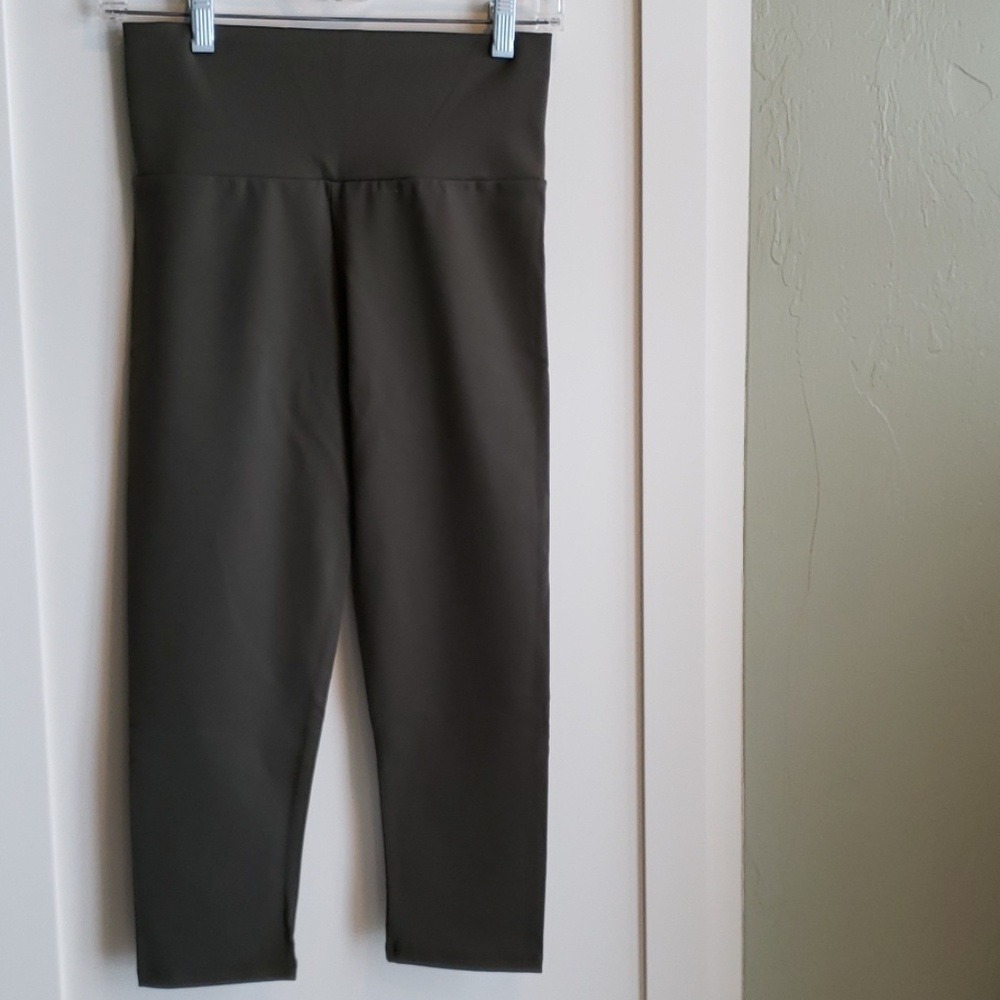 Crop-Length Yoga Tights in Rich Olive
